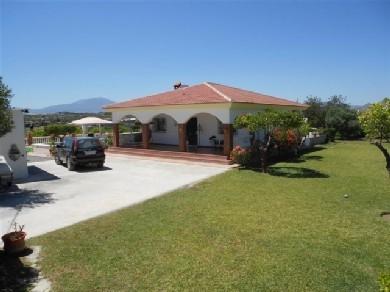 Chalet con 3 dormitorios se vende en Cartama