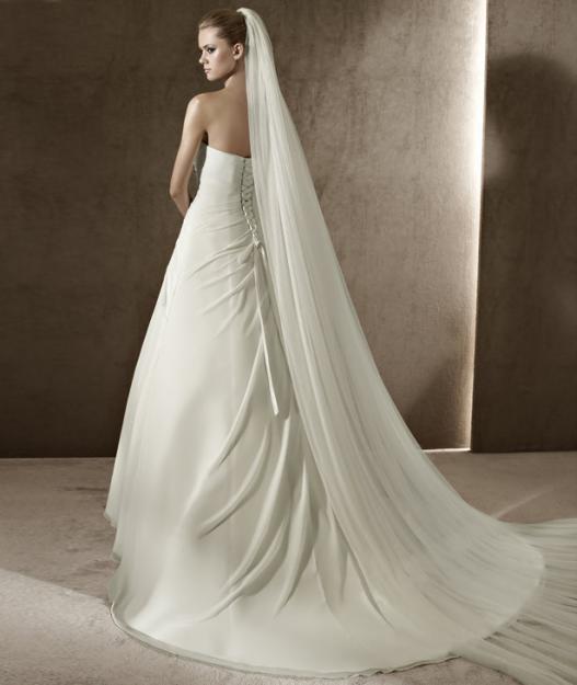 Precioso vestido de novia, can- can y velo de la colección 2012 de Pronovias