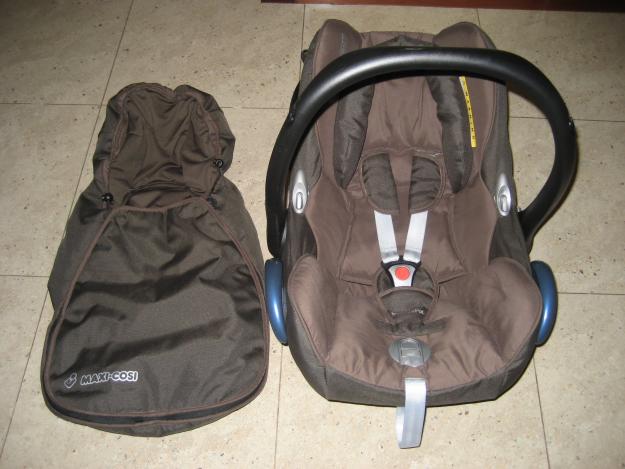 Vendo Maxi Cosi Cabrio Fix y saco cubrepies