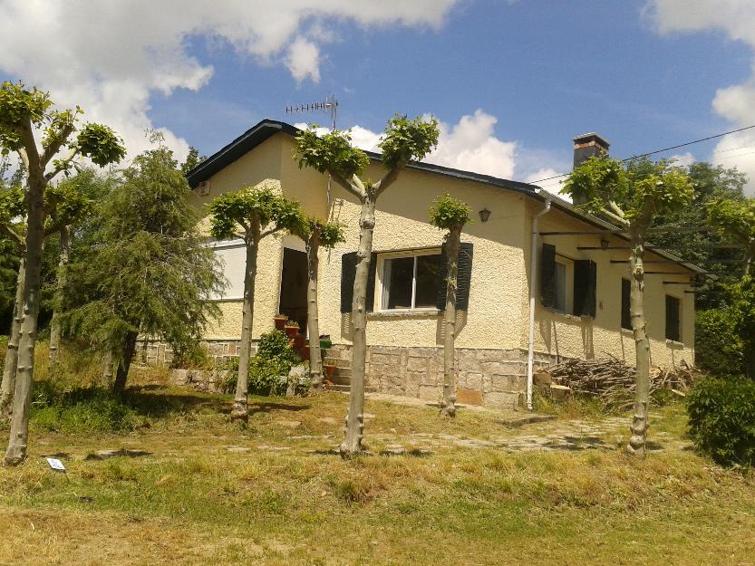 Chalet independiente en planta con parcela ajardinada de 950 m2