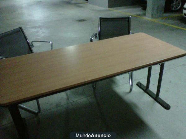 mesa de oficina plegable y cuatro sillas