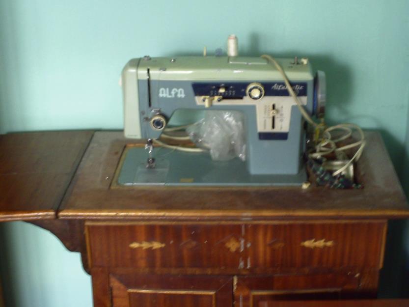 Vendo máquina de coser Alfamatic 109 con mueble artesano