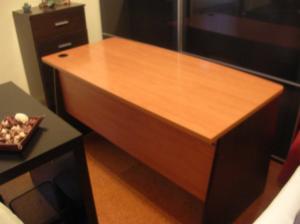 vendo mesa escritorio despacho, con pasacables para el ordenador