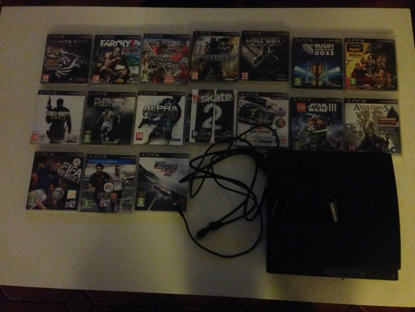 Playstation 3 con 17 juegos y dos mando por 250 euros