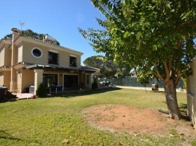 Chalet con 4 dormitorios se vende en Marbella, Costa del Sol