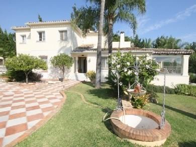 Chalet con 4 dormitorios se vende en Marbella, Costa del Sol