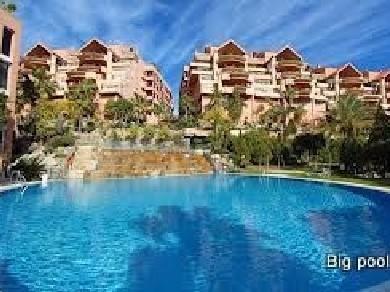 Apartamento con 2 dormitorios se vende en Marbella, Costa del Sol