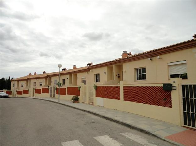 Adosado en la zona de Guadiaro, muy cerca de campo de golf y en núcleo urbano