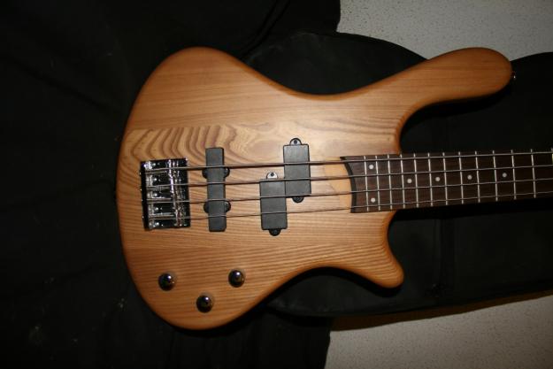 Bajo electrico Washburn Taurus T14 + funda