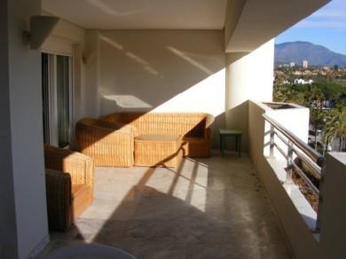 Apartamento con 2 dormitorios se vende en Marbella, Costa del Sol