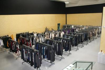 Compramos stocks de ropa, zapatos y accesorios de marca.