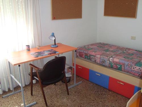 habitación estupenda, económica para chica estudiante con todo incluido