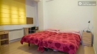 Rooms available - Comfortable six-bedroom apartment in central Embajadores - mejor precio | unprecio.es