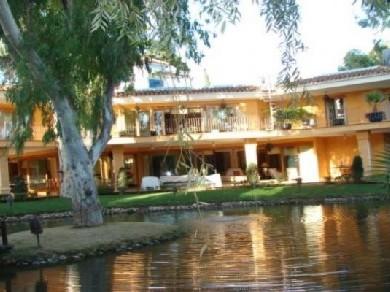 Chalet con 6 dormitorios se vende en Marbella, Costa del Sol