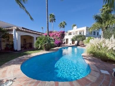 Chalet con 4 dormitorios se vende en Estepona, Costa del Sol