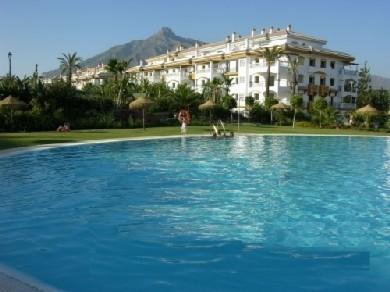 Apartamento con 2 dormitorios se vende en Marbella, Costa del Sol