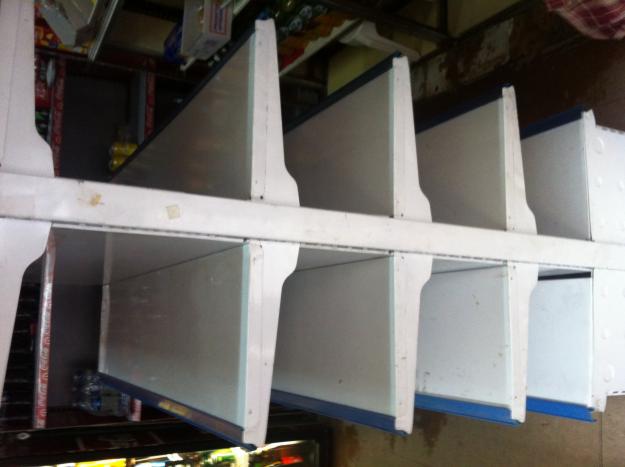 Vendo estanteria Metalica ideal para comercios, casi nuevo y por viaje