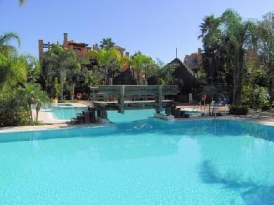 Apartamento con 2 dormitorios se vende en Marbella, Costa del Sol
