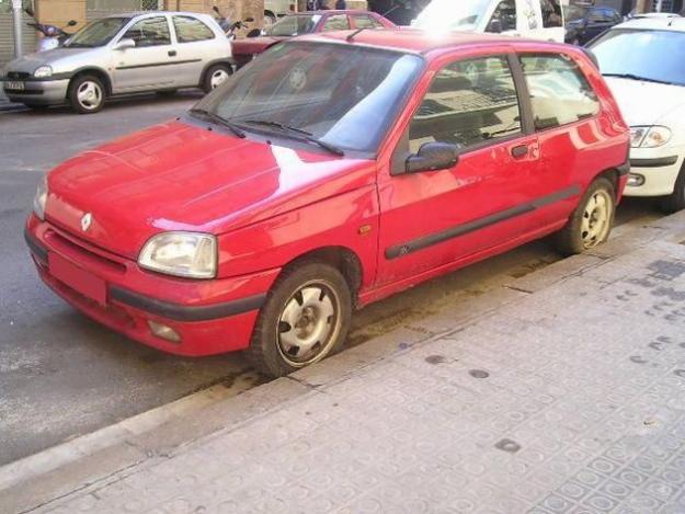 Venta de coche Renault CLIO 1.2 RN 60 CV '96 en Barcelona