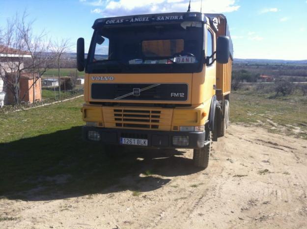 Camión Volvo fm12 380 basculante de color amarillo