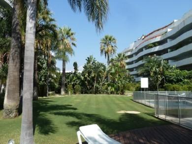 Apartamento con 2 dormitorios se vende en Marbella, Costa del Sol