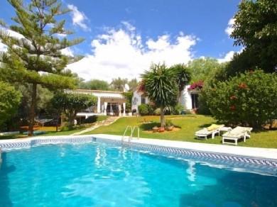 Chalet con 4 dormitorios se vende en Marbella, Costa del Sol
