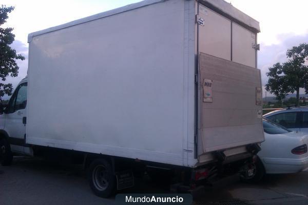 FURGON CARROZADO CON PLATAFORMA VERTICAL