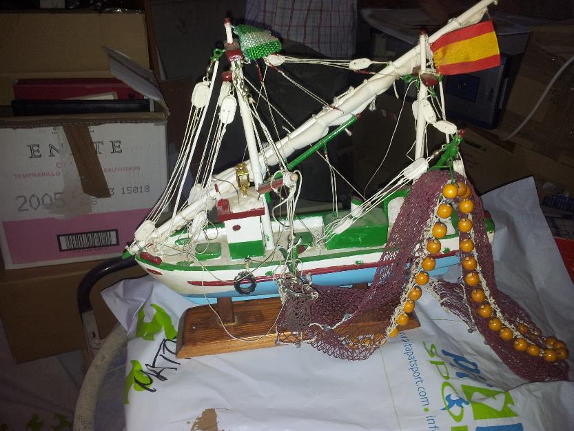 maqueta replica de un barco pesquero andaluz.