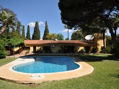 Chalet con 5 dormitorios se vende en Marbella, Costa del Sol