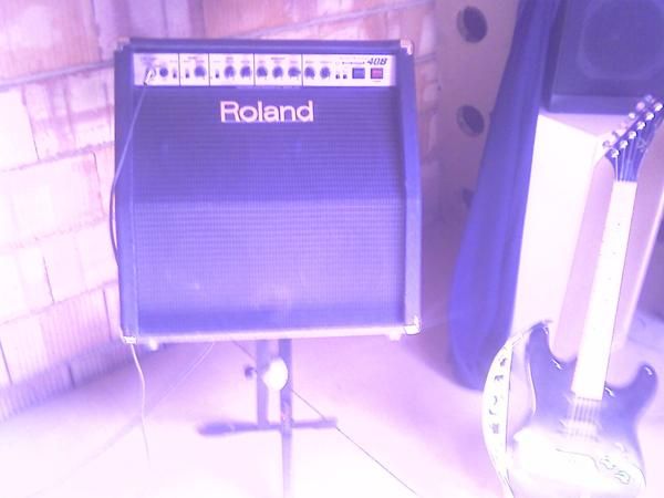 Guitarra eléctrica Yamaha, amplificador Roland y pedalera Zoom