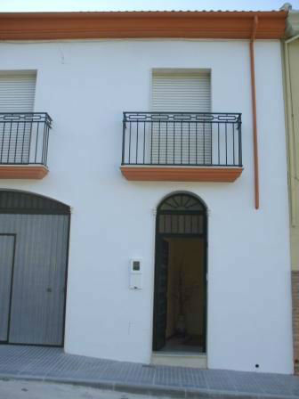 Precioso piso-casa con patio y gran terraza , zona tranquila