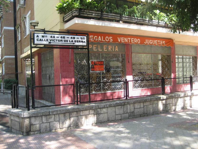 Se vende local comercial en la C/ Victor de la Serna, 50