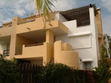 Chalet pareado con 5 dormitorios se vende en Marbella, Costa del Sol