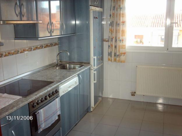 Particular vende piso seminuevo, 90 m., 3hab., en Noain (NA)