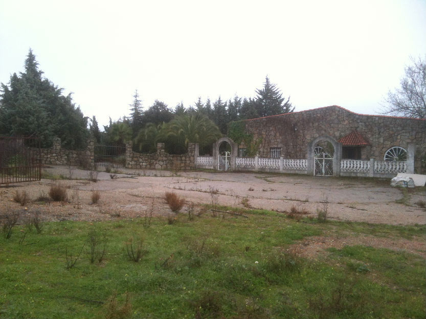 chalet con piscina y jardin con gran arbolada.