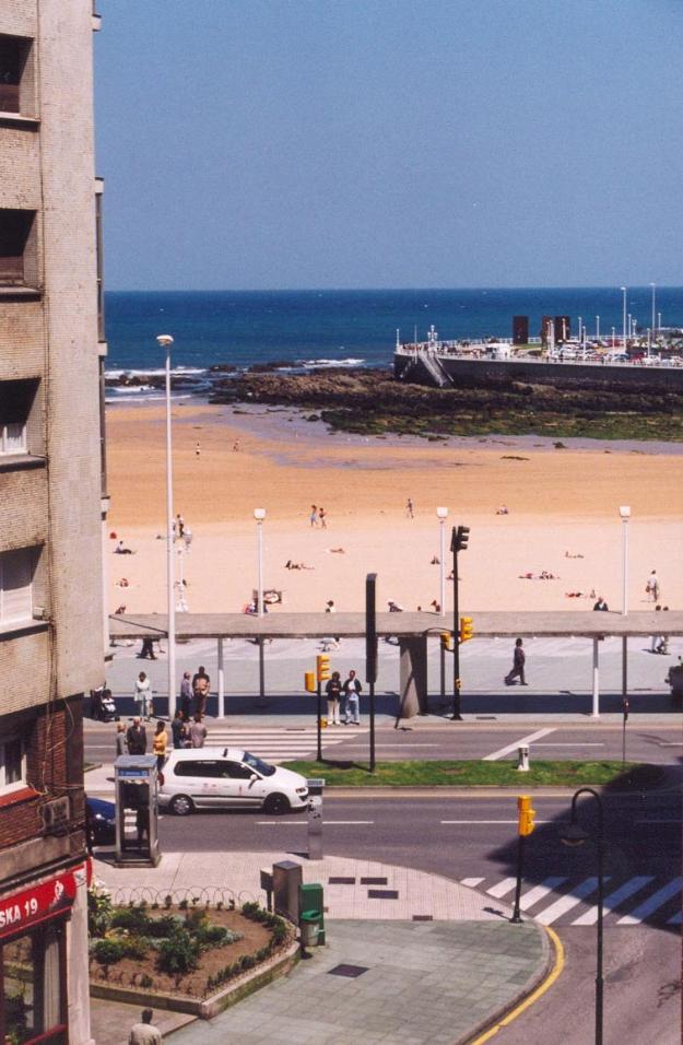 Alquilo apartamento con en gijon con vista a al playa de san lorenzo