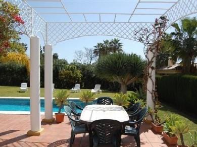 Chalet con 4 dormitorios se vende en Marbella, Costa del Sol