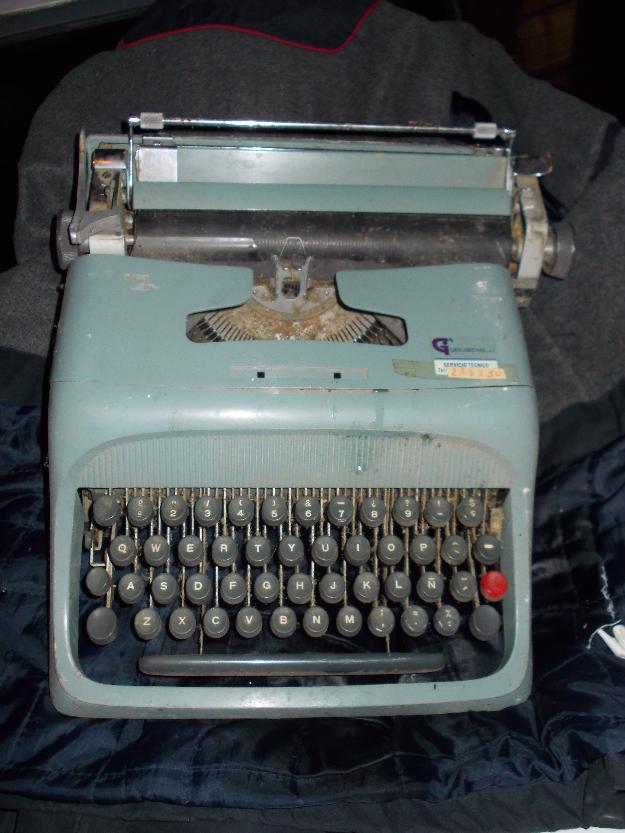 Máquina escribir portátil  “olivetti studio 44”