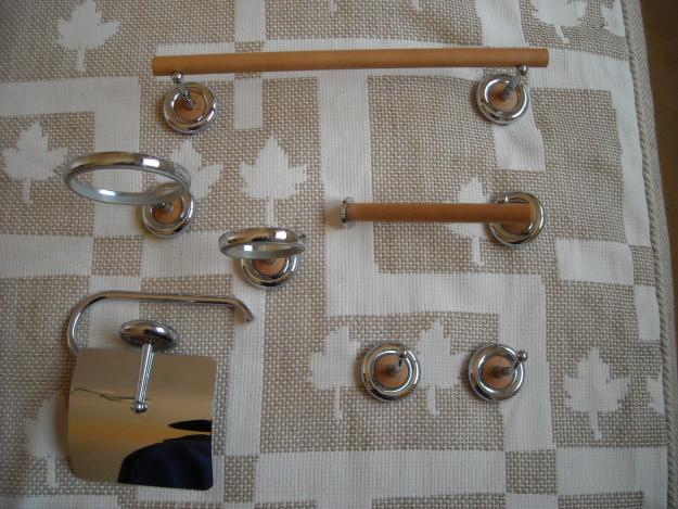 Conjunto de 7 accesorios de baño mod. SIRIA de STRUCH fabricados en cromo y madera de Haya