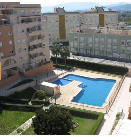 se alquila ático en urbanización con piscina a 5 minutos de la playa