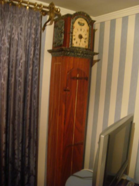 VENDO PRECIOSO RELOJ DE PIE ANTIGUO. MUEBLE MARMOLIZADO. MAQUINARIA Y ESFERA SELVA NEGRA