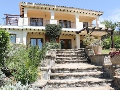 Chalet con 4 dormitorios se vende en Marbella, Costa del Sol