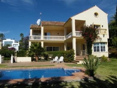 Chalet con 4 dormitorios se vende en Marbella, Costa del Sol