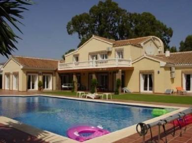 Chalet con 5 dormitorios se vende en Estepona, Costa del Sol