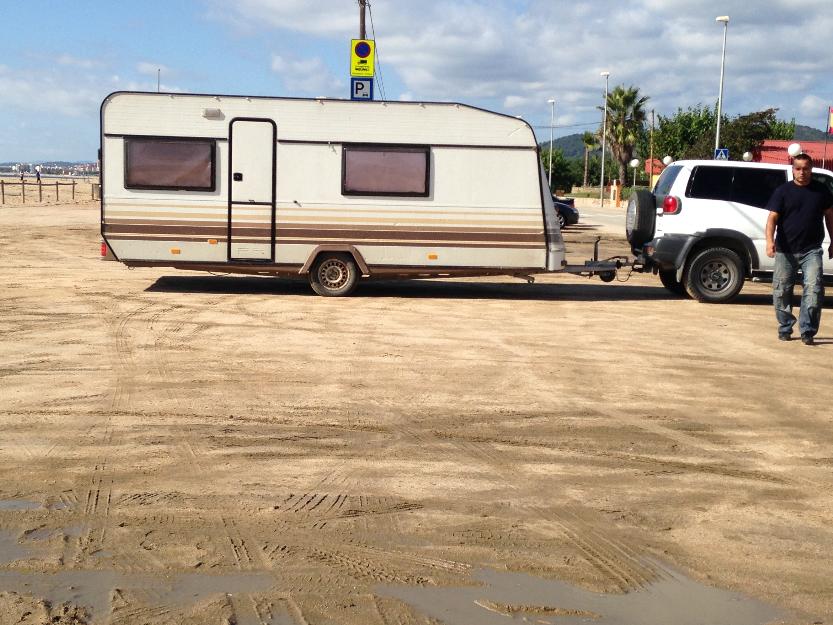 Caravana con poco uso, 4 plazas + 2 sofas y mesa