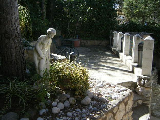 Amplia casa unifamiliar en Sitges , urb. Quintmar. Gran jardín privado.