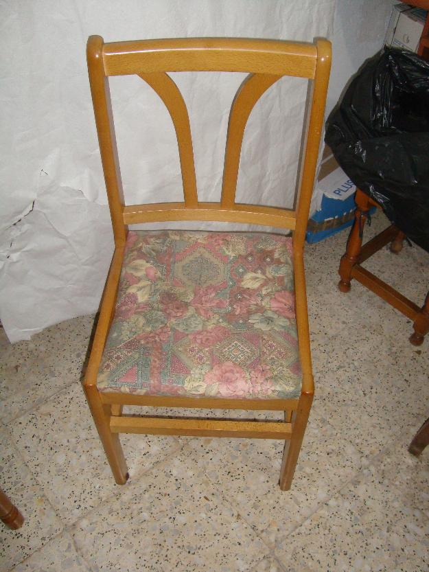 Silla de madera marrón para comedor