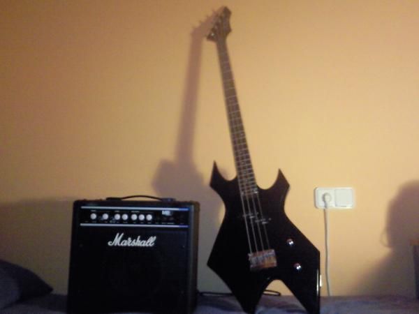 BAJO B.C RICH WARLOCK Y AMPLIFICADOR MARSHALL 15 WATT