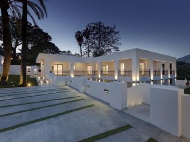 Chalet con 5 dormitorios se vende en Marbella, Costa del Sol