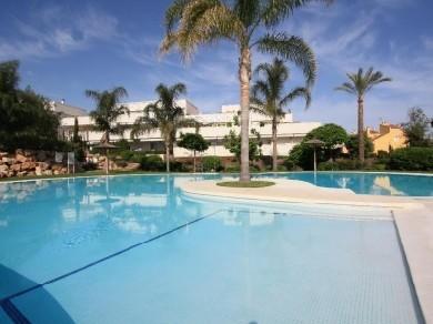 Apartamento con 2 dormitorios se vende en Marbella, Costa del Sol